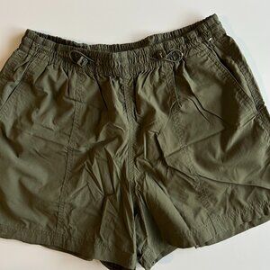 Women's Uniqlo Green Cargo Athletic Shorts - Size Medium